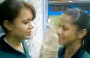 XXX सुनहरे बालों वाली एक जवान लियोन सेक्सी मूवी आदमी के साथ बिस्तर में कूद