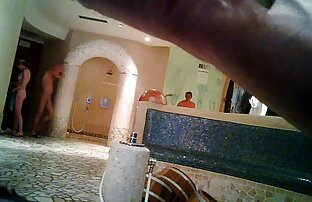 XXX एक लड़की के गले के साथ एक आदमी, बाथरूम के बीच में सेक्सी मूवी पर श्यामला